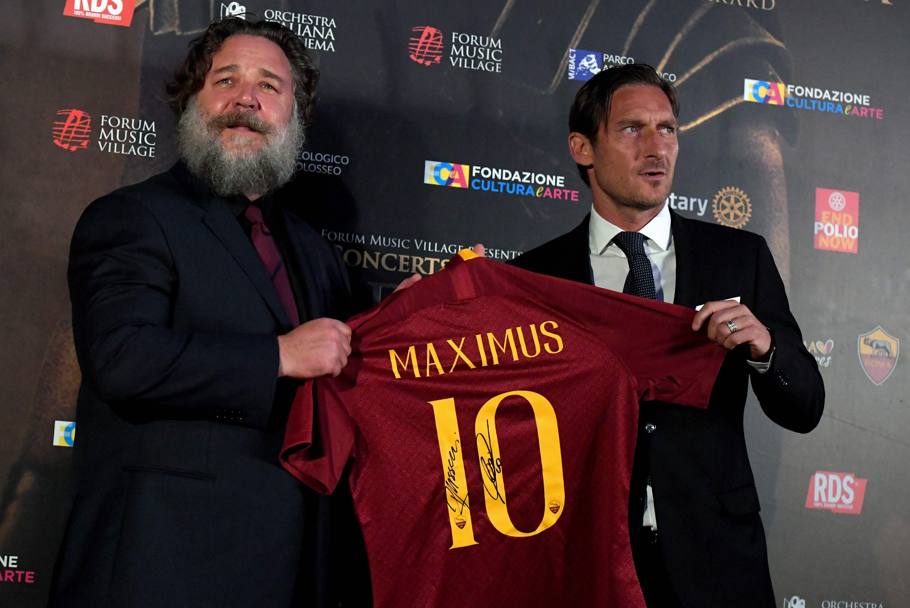 Prima della serata Totti aveva donato al Gladiatore un’altra maglia della Roma, stavolta con la scritta Maximus - come nel film - e autografo. Afp